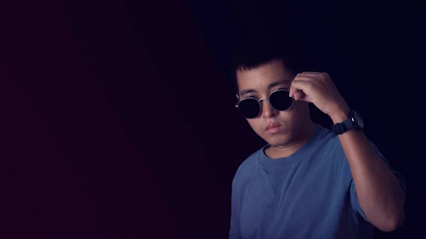 Portrait Asian Man Wearing Sunglasses Blue Shirt Dark Background Free — Stok Foto