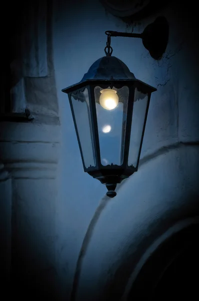 Світло в темряві (Лампа вулиці) — стокове фото