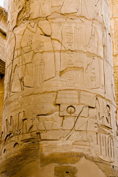 Detalhe de colunas no templo de Karnak em Luxor, Egito — Fotografia de Stock