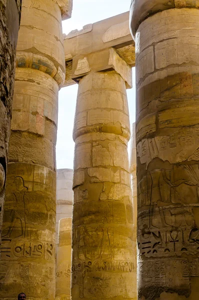 Colunas no templo Karnak em Luxor, Egito — Fotografia de Stock