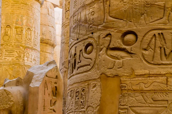 Detalhe de colunas no templo de Karnak em Luxor, Egito — Fotografia de Stock