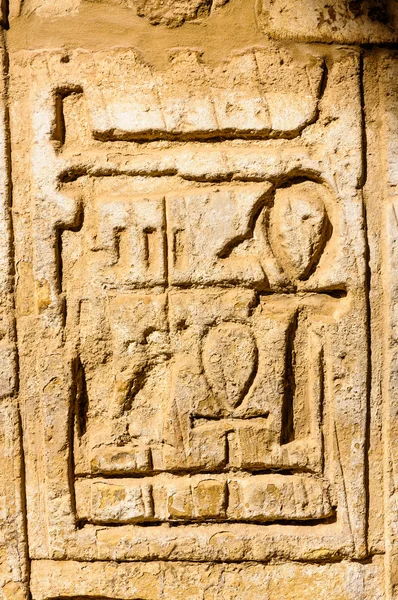 Dettaglio delle colonne nel tempio di Karnak a Luxor, Egitto — Foto Stock