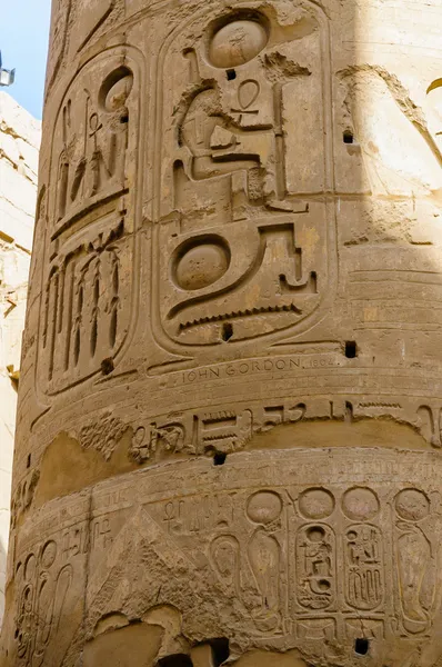 Detalhe de colunas no templo de Karnak em Luxor, Egito — Fotografia de Stock