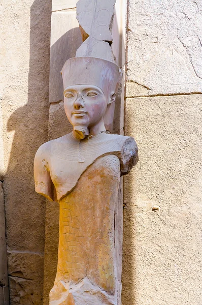 Karnak temple in Luxor, Egypt. Statue of Amun Ra — Stock Photo, Image