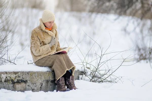Woman ready a book in winter — Stock Photo, Image