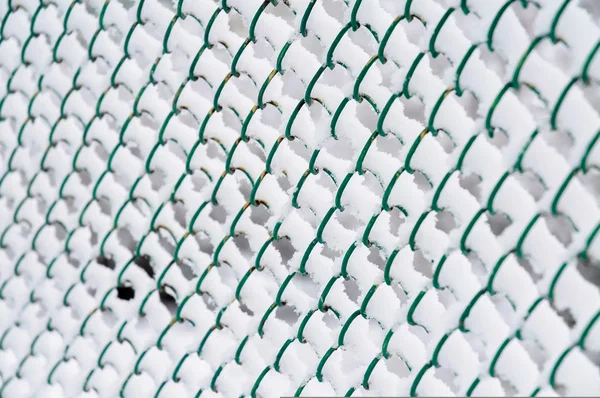 Проволочный забор со снегом — стоковое фото