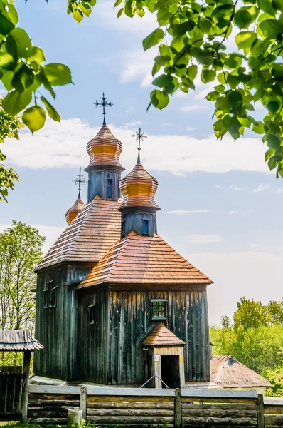 Eine typisch ukrainische antike orthodoxe Kirche — Stockfoto