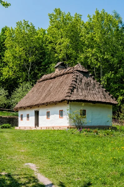 Une maison antique ukrainienne typique — Photo