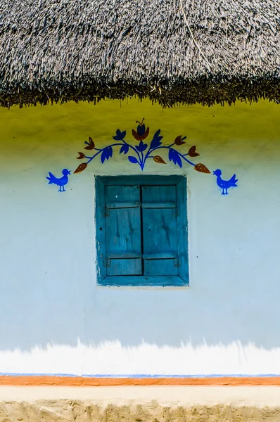 Détail d'une fenêtre d'une maison antique ukrainienne typique — Photo