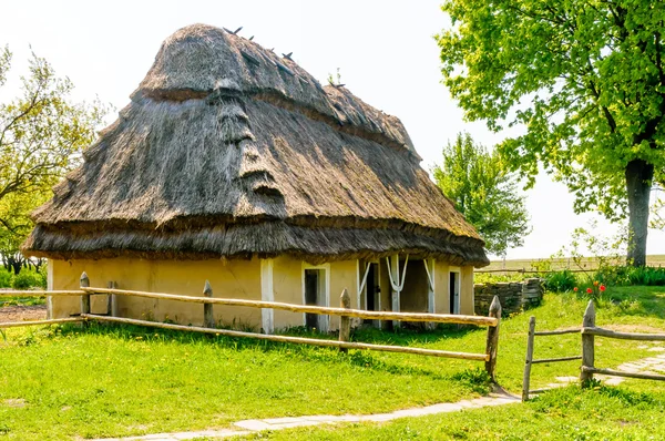 Een typisch Oekraïense antieke huis — Stockfoto