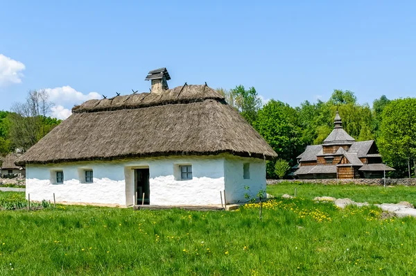 Типичный украинский антикварный дом — стоковое фото