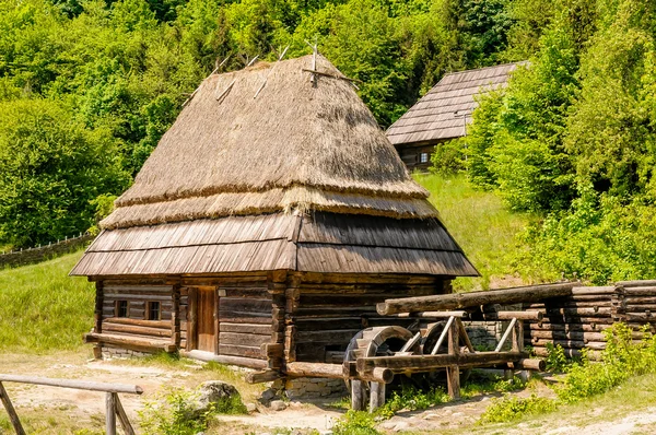 Een typische Oekraïense antieke watermolen — Stockfoto