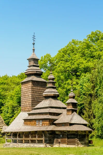 En typisk ukrainsk antika ortodoxa kyrka — Stockfoto