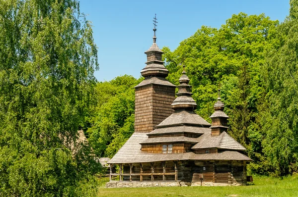 Eine typisch ukrainische antike orthodoxe Kirche — Stockfoto