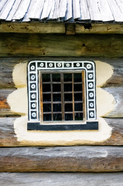Détail d'une fenêtre d'une maison antique ukrainienne typique — Photo