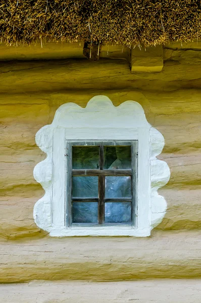 一个典型的乌克兰古董房子窗口的详细信息 — 图库照片