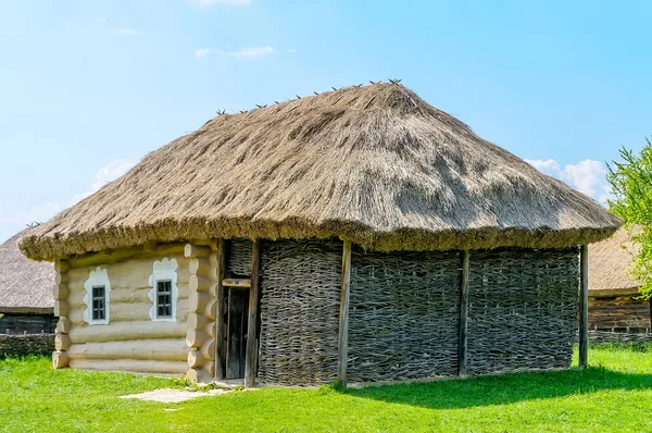 Een typisch Oekraïense antieke huis — Stockfoto