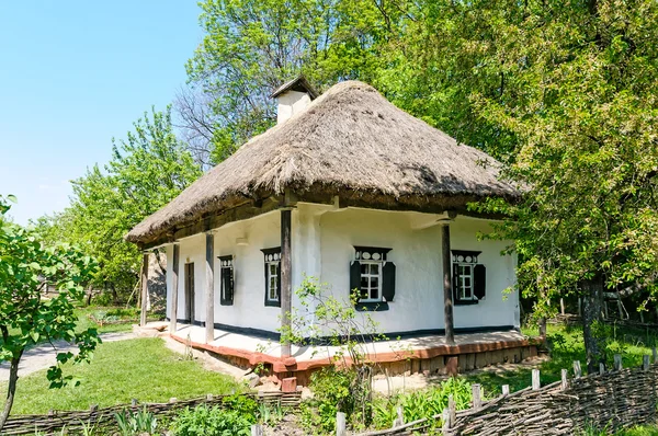 Een typisch Oekraïense antieke huis — Stockfoto