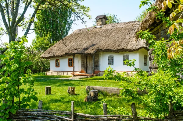 Ein typisches ukrainisches antikes Haus — Stockfoto