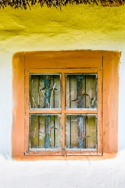 Détail d'une fenêtre d'une maison antique ukrainienne typique — Photo