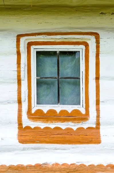 Détail d'une fenêtre d'une maison antique ukrainienne typique — Photo