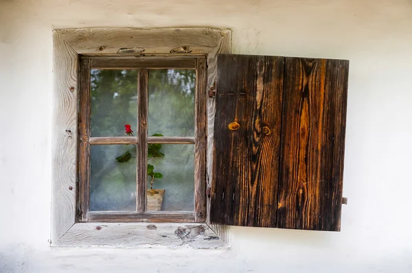 Detalhe de uma janela de uma típica casa de antiguidades ucraniana — Fotografia de Stock