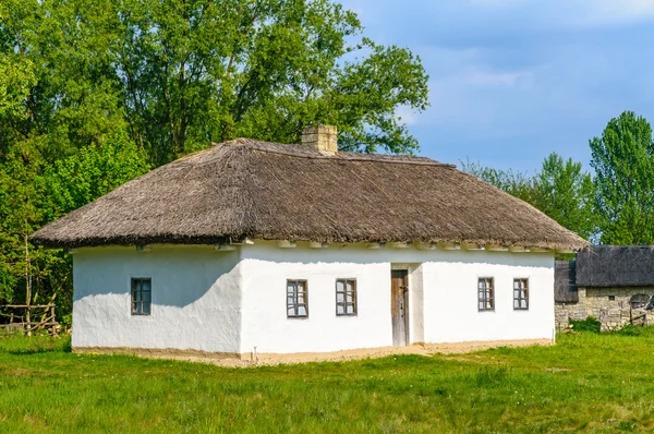 Типичный украинский антикварный дом — стоковое фото