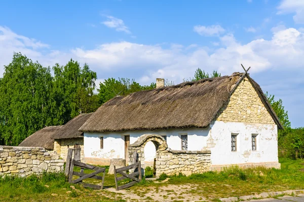 Une maison antique ukrainienne typique — Photo