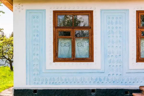 一个典型的乌克兰古董房子窗口的详细信息 — 图库照片