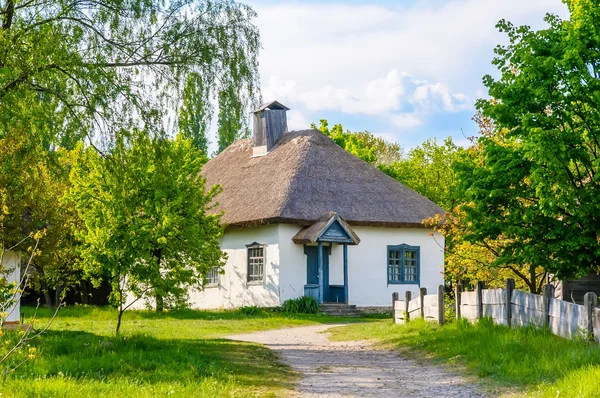 Типичный украинский антикварный дом — стоковое фото