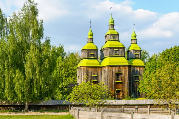 Een typische antieke Oekraïens orthodoxe kerk — Stockfoto