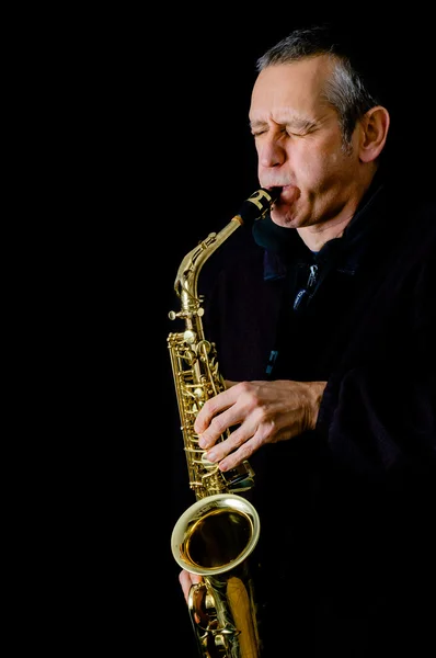 Mann spielt Saxofon — Stockfoto