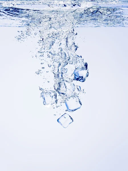 Cubos de hielo en el agua — Foto de Stock