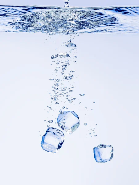 Cubos de gelo na água — Fotografia de Stock