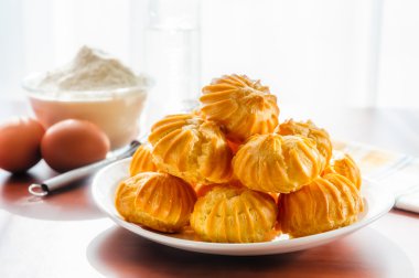 bir tabak içinde bazı puffs