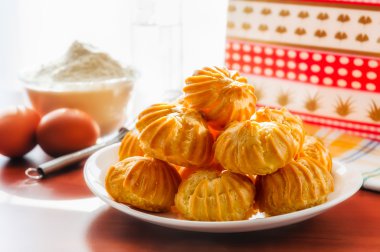 bir tabak içinde Puffs