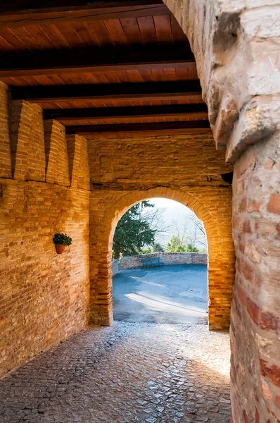 Passeren onder de poort van montefabbri — Stockfoto