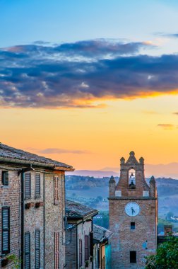 gradara üzerinden günbatımı