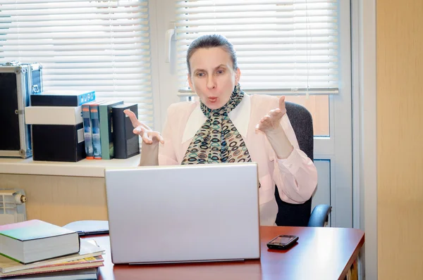 Mujer mayor furiosa contra la computadora —  Fotos de Stock