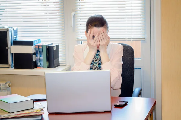 Mujer mayor furiosa contra la computadora —  Fotos de Stock