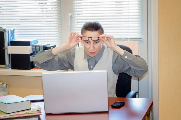 Senior vrouw razende tegen de computer — Stockfoto
