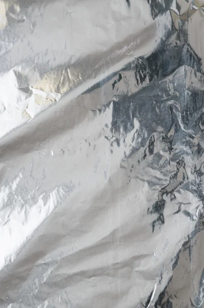 Смятая алюминиевая фольга — стоковое фото