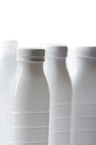 Garrafas de leite branco — Fotografia de Stock