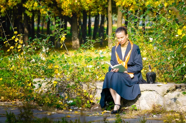 Sexy Senior Woman Reading — Stock Photo, Image