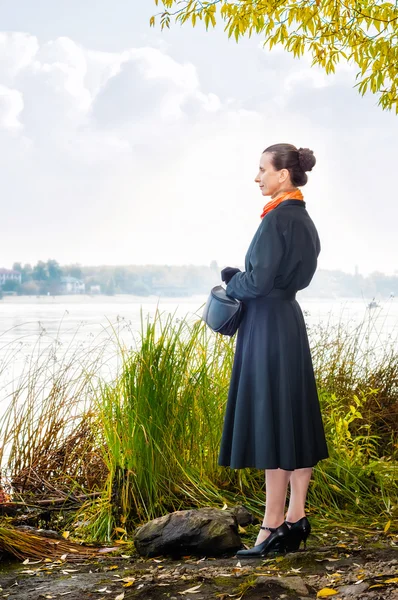 Buisiness Woman Close to the River — Stock Photo, Image