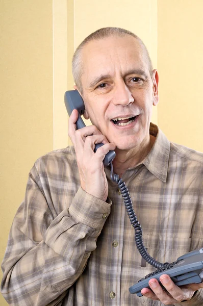 Freundlicher Mann am Telefon — Stockfoto