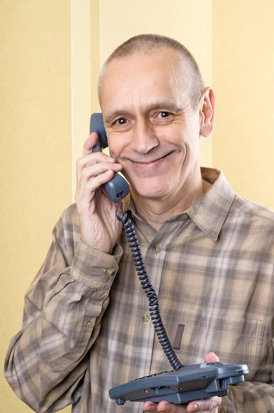 Homem feliz no telefone — Fotografia de Stock