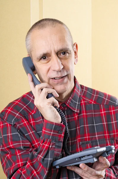 Freundlicher Mann am Telefon — Stockfoto