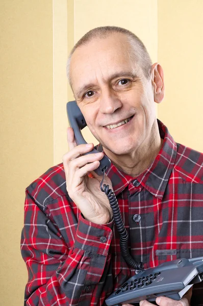 Homem radiante no telefone — Fotografia de Stock