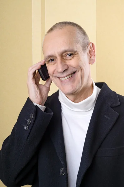 Trevlig och leende man på telefon — Stockfoto
